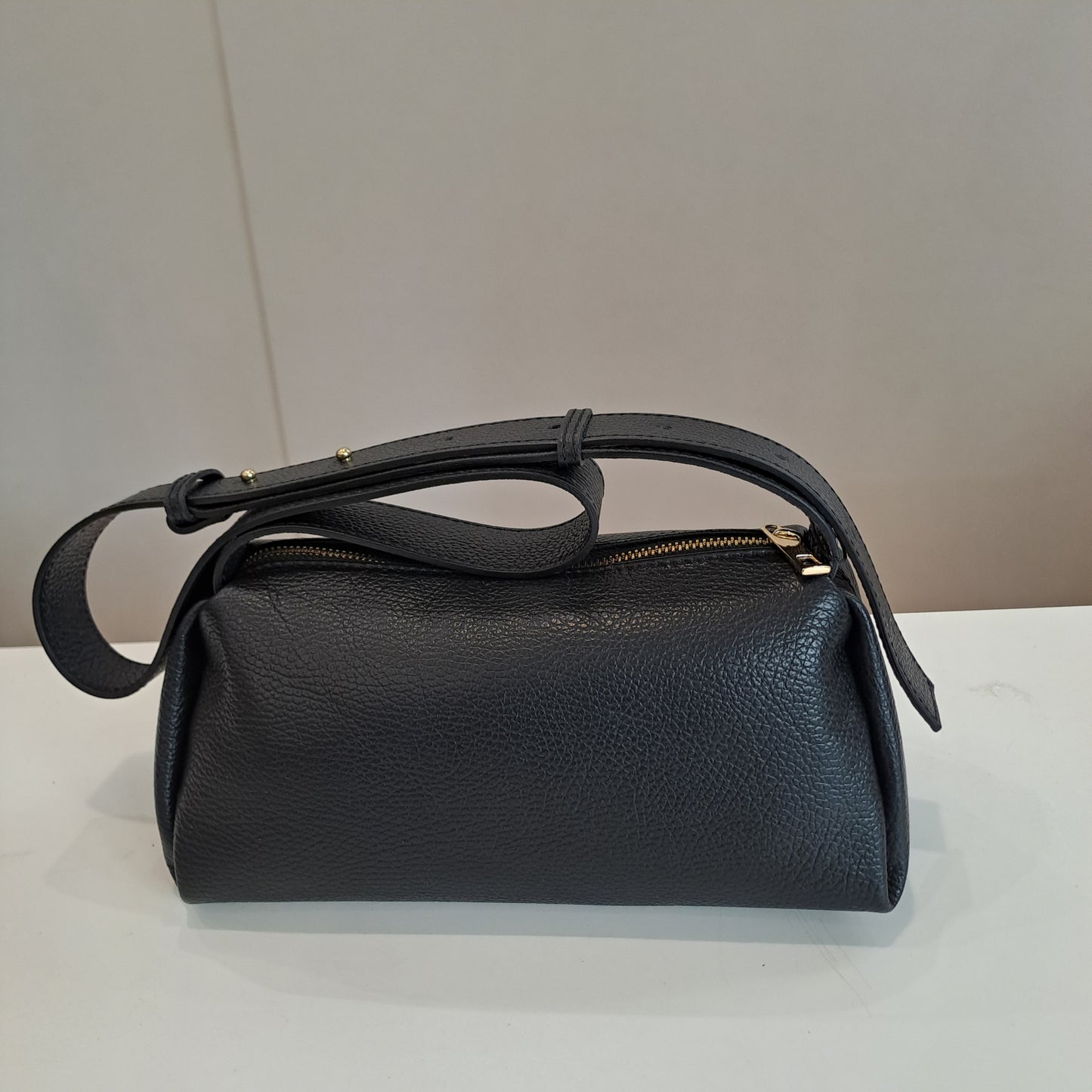 Saponetta nera a tracolla regolabile